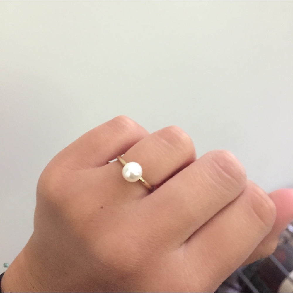 Gold ring with white pearl